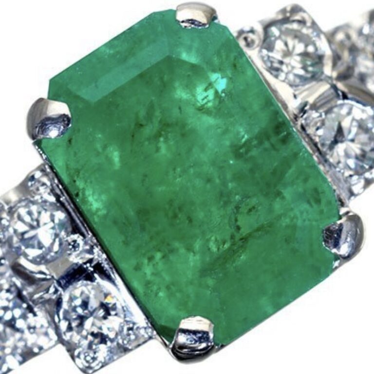 【エメラルド買取】その緑、実は驚きの価値が！？歴史から高価買取のポイントまで徹底解説！✨